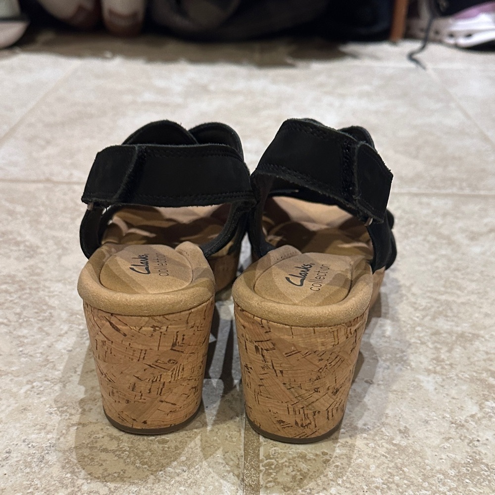 Clarks Women's Black and Tan Sandals​​ - Picture 3 of 6